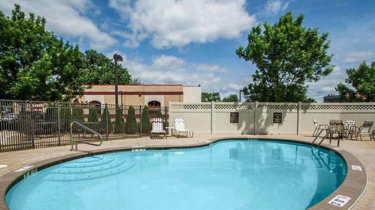 Quality Inn & Sts NJ State Capital Area Pool