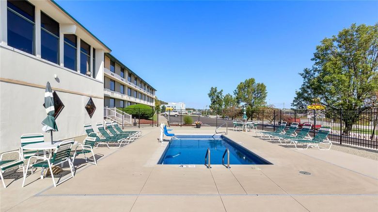 <b>Comfort Inn Somerset Pool</b>. Images powered by <a href="https://iceportal.shijigroup.com/" title="IcePortal" target="_blank">IcePortal</a>.