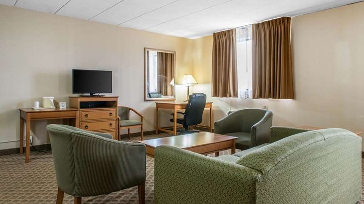 Quality Inn and Suites Fairview Erie Suite