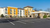 Comfort Suites Amish Country Exterior