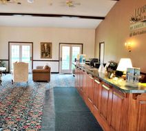 Rodeway Inn & Suites Lantern Lodge Lobby