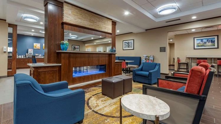 Comfort Inn & Suites Pittsburgh Lobby