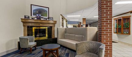 Quality Inn & Suites Altoona Lobby