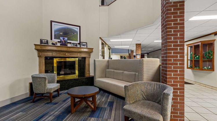 Quality Inn & Suites Altoona Lobby