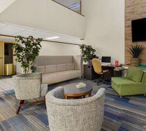 Quality Inn & Suites Altoona Lobby