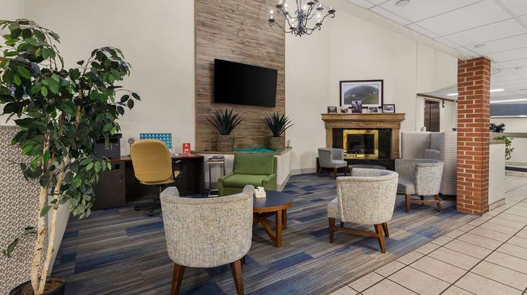 Quality Inn & Suites Altoona Lobby