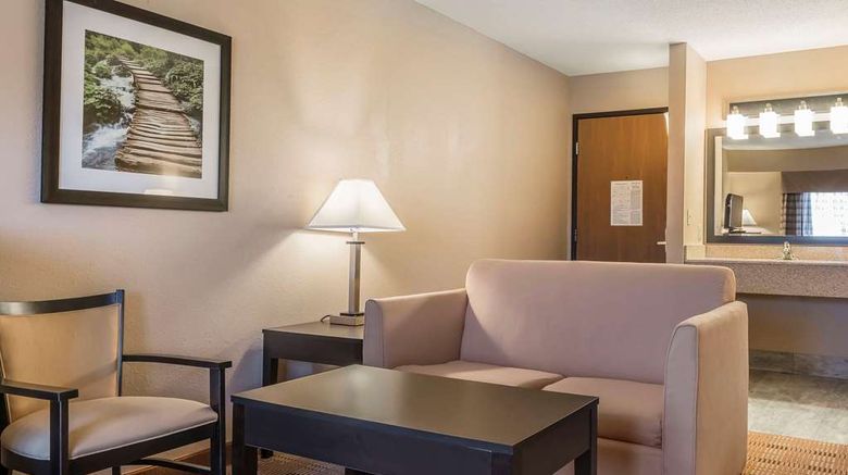 <b>Quality Inn & Suites Pittsburgh Suite</b>. Images powered by <a href="https://iceportal.shijigroup.com/" title="IcePortal" target="_blank">IcePortal</a>.