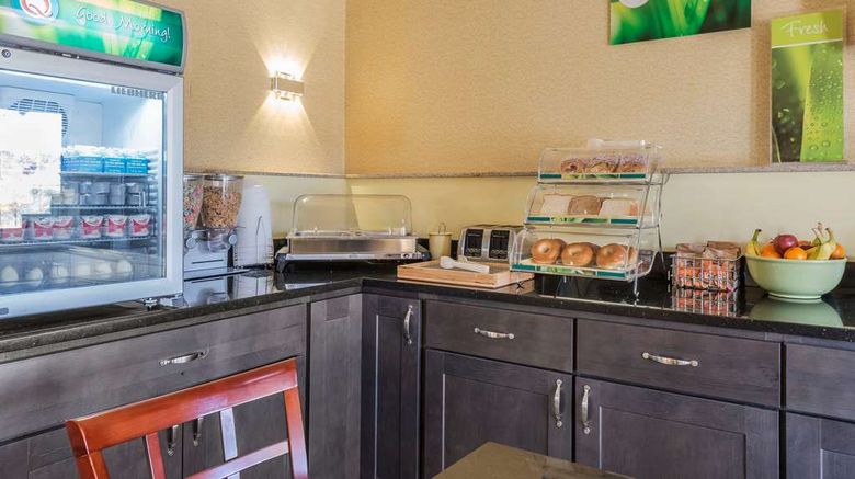 <b>Quality Inn & Suites Pittsburgh Restaurant</b>. Images powered by <a href="https://iceportal.shijigroup.com/" title="IcePortal" target="_blank">IcePortal</a>.