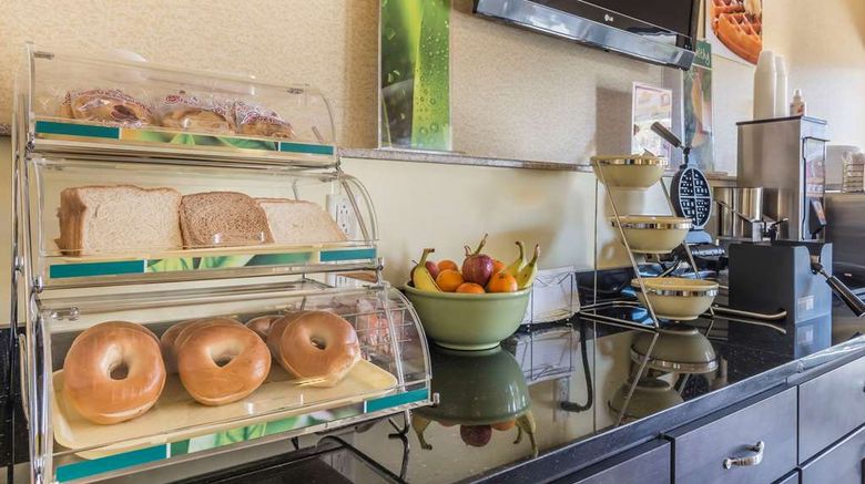 <b>Quality Inn & Suites Pittsburgh Restaurant</b>. Images powered by <a href="https://iceportal.shijigroup.com/" title="IcePortal" target="_blank">IcePortal</a>.