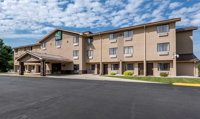 Quality Inn & Suites Warren Exterior