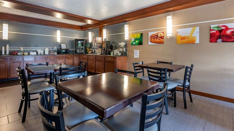 <b>Quality Inn & Suites Warren Restaurant</b>. Images powered by <a href="https://iceportal.shijigroup.com/" title="IcePortal" target="_blank">IcePortal</a>.
