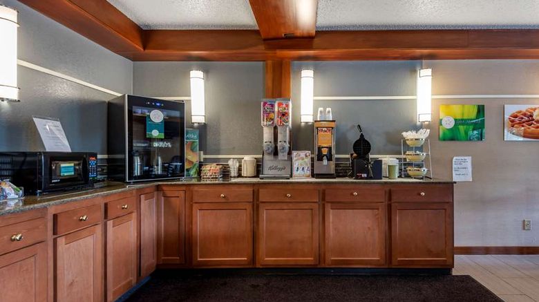 <b>Quality Inn & Suites Warren Restaurant</b>. Images powered by <a href="https://iceportal.shijigroup.com/" title="IcePortal" target="_blank">IcePortal</a>.