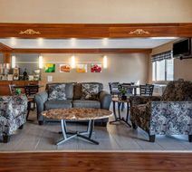 Quality Inn & Suites Warren Lobby