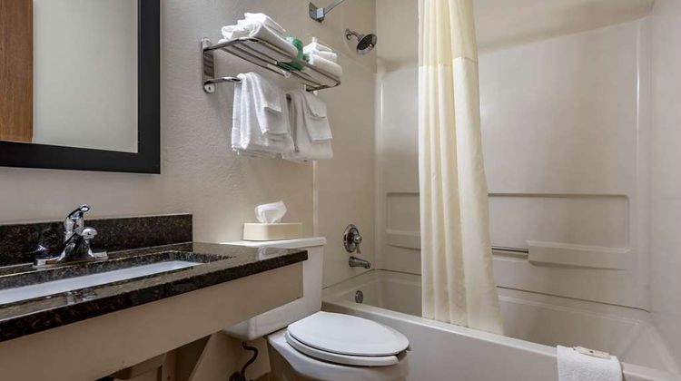 Quality Inn & Suites Warren Room