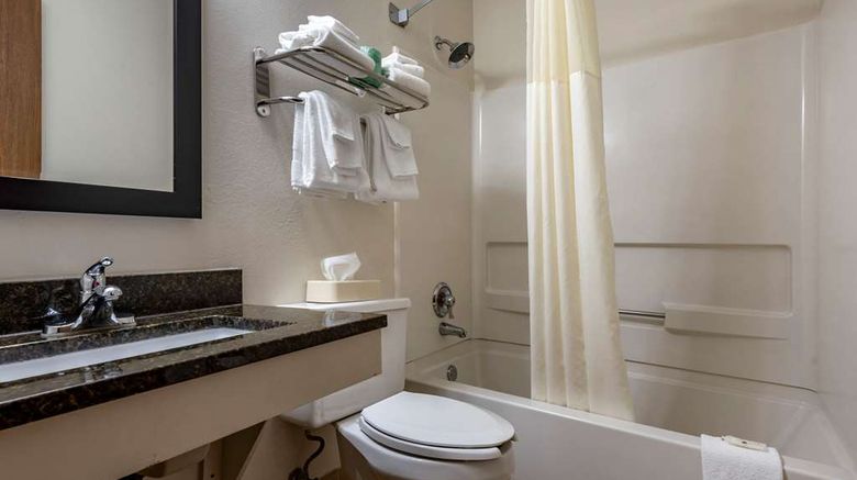 <b>Quality Inn & Suites Warren Room</b>. Images powered by <a href="https://iceportal.shijigroup.com/" title="IcePortal" target="_blank">IcePortal</a>.