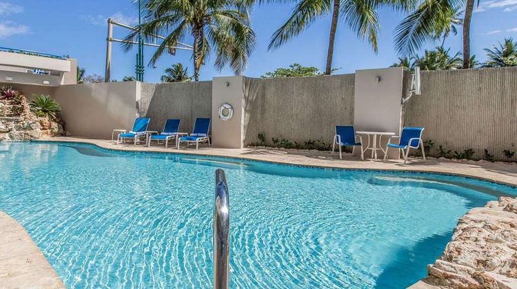 Comfort Inn And Suites Levittown Pool