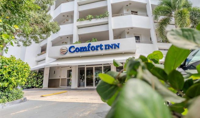 Comfort Inn And Suites Levittown Exterior