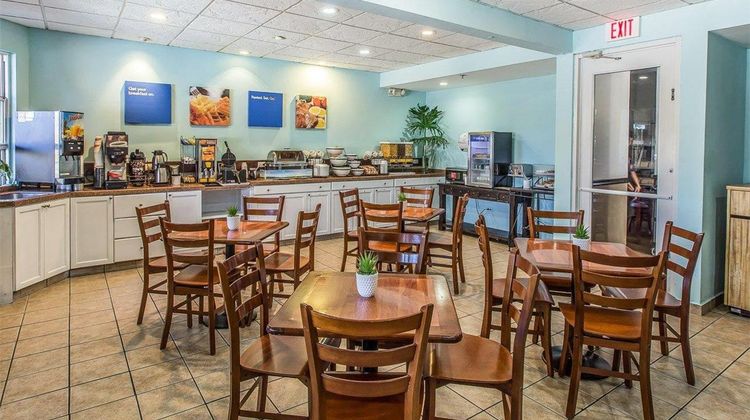 Comfort Inn And Suites Levittown Restaurant