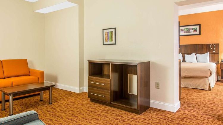 Quality Inn & Suites Middletown Suite