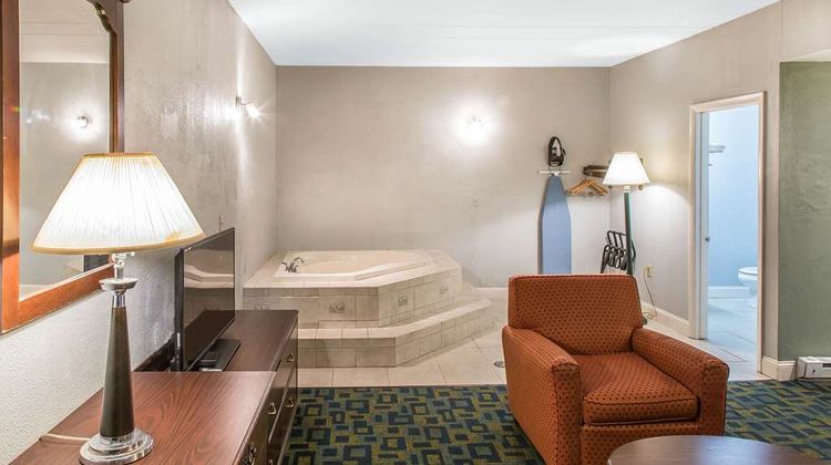Econo Lodge Suite