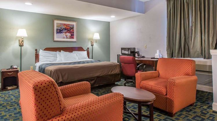 Econo Lodge Suite