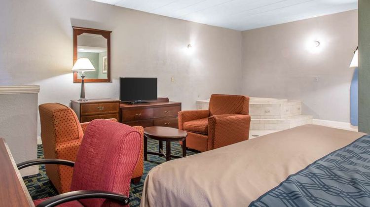 Econo Lodge Suite