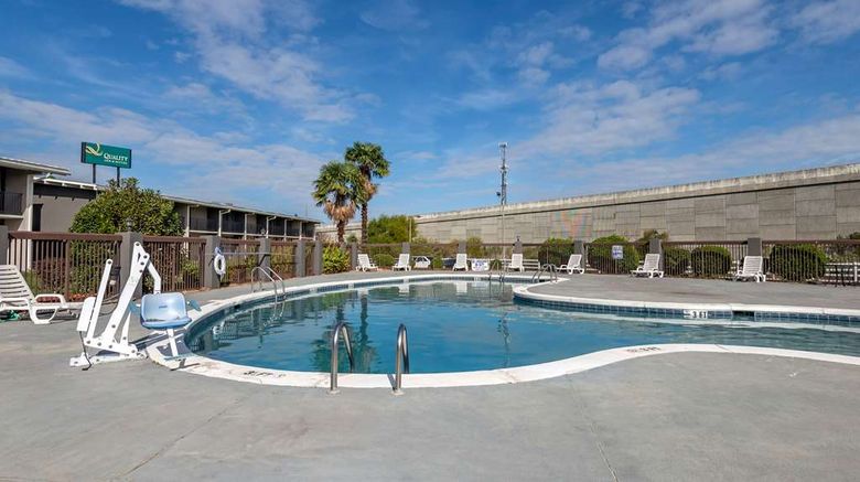 <b>Quality Inn & Suites Pool</b>. Images powered by <a href="https://iceportal.shijigroup.com/" title="IcePortal" target="_blank">IcePortal</a>.