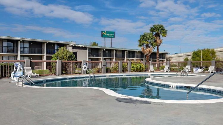 Quality Inn & Suites Pool