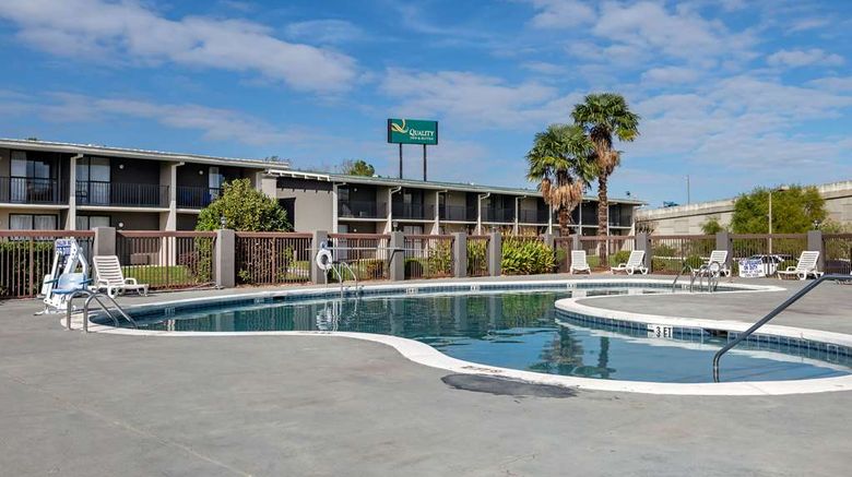 <b>Quality Inn & Suites Pool</b>. Images powered by <a href="https://iceportal.shijigroup.com/" title="IcePortal" target="_blank">IcePortal</a>.
