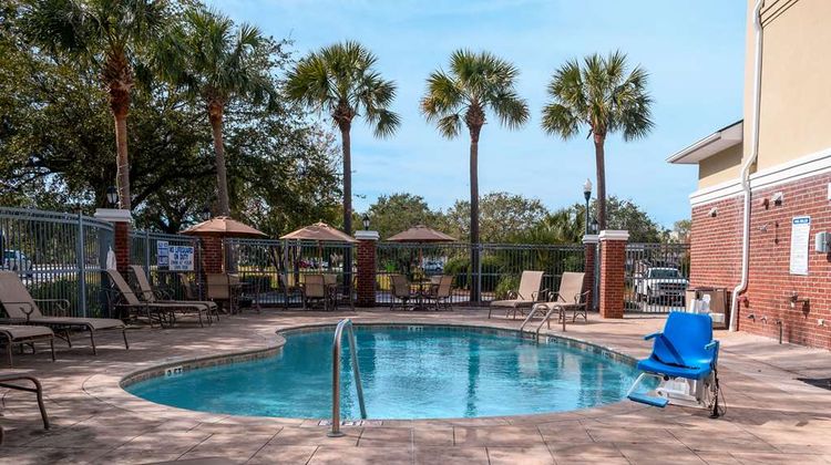 Comfort Inn & Suites Patriots Point Pool