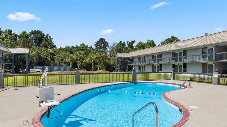 <b>Quality Inn Pool</b>. Images powered by <a href="https://iceportal.shijigroup.com/" title="IcePortal" target="_blank">IcePortal</a>.