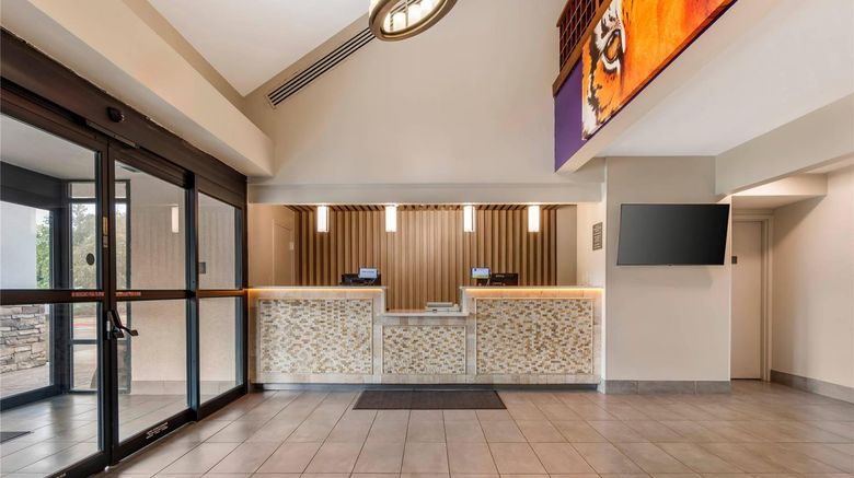 <b>Comfort Inn & Suites Lobby</b>. Images powered by <a href="https://iceportal.shijigroup.com/" title="IcePortal" target="_blank">IcePortal</a>.