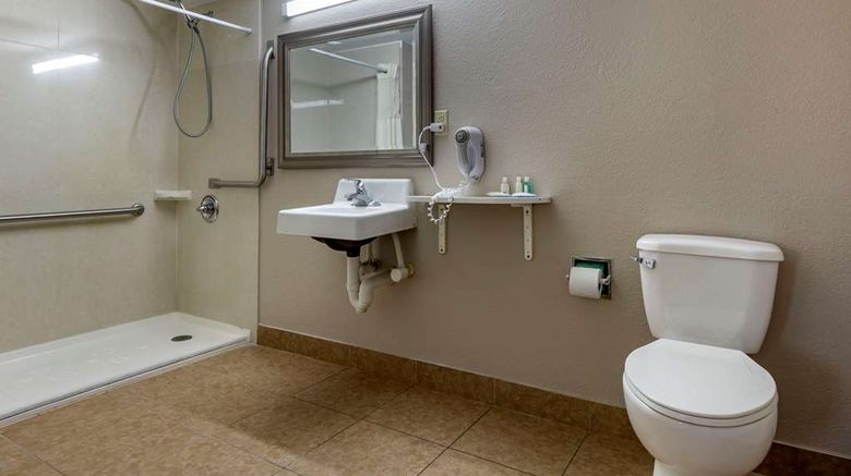 <b>Quality Inn South Room</b>. Images powered by <a href="https://iceportal.shijigroup.com/" title="IcePortal" target="_blank">IcePortal</a>.