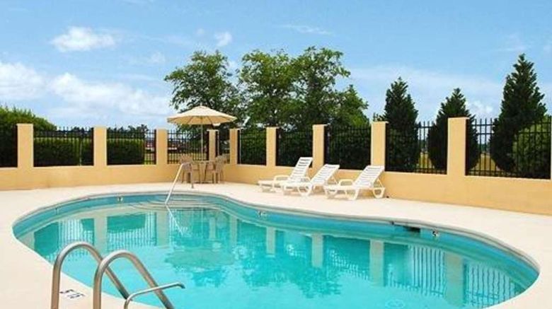 <b>Quality Inn Mullins Pool</b>. Images powered by <a href="https://iceportal.shijigroup.com/" title="IcePortal" target="_blank">IcePortal</a>.