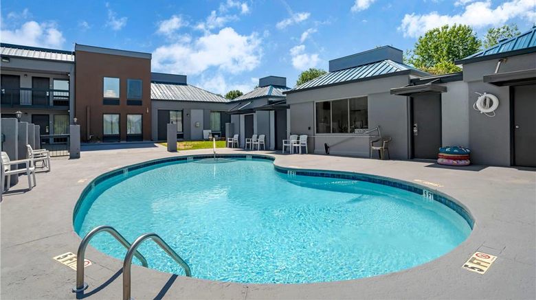 <b>Quality Inn Pool</b>. Images powered by <a href="https://iceportal.shijigroup.com/" title="IcePortal" target="_blank">IcePortal</a>.