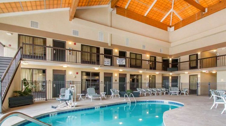 Quality Inn & Suites Ridgeland Pool