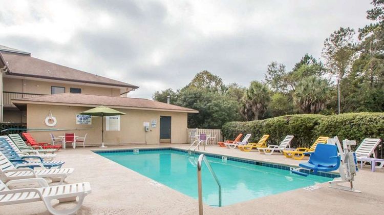 Quality Inn & Suites Ridgeland Pool