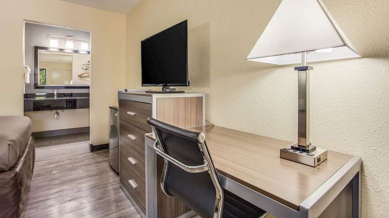 <b>Econo Lodge Room</b>. Images powered by <a href="https://iceportal.shijigroup.com/" title="IcePortal" target="_blank">IcePortal</a>.