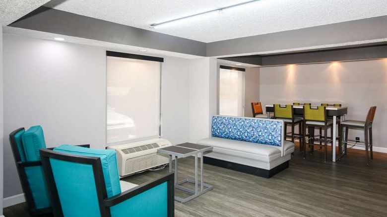 <b>Quality Inn Clinton Lobby</b>. Images powered by <a href="https://iceportal.shijigroup.com/" title="IcePortal" target="_blank">IcePortal</a>.