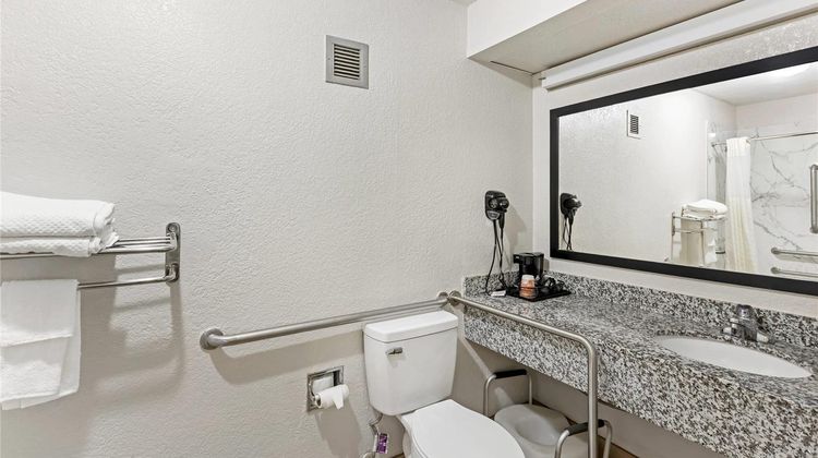 Quality Inn Clinton Room