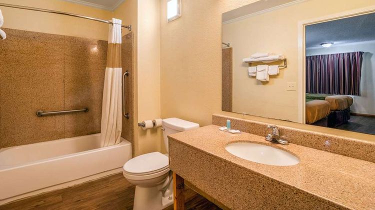 Rodeway Inn & Suites Fort Jackson Room
