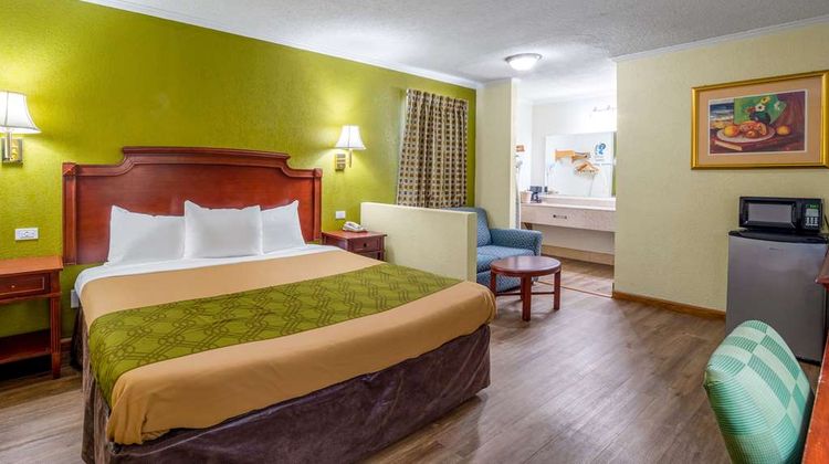Rodeway Inn & Suites Fort Jackson Suite