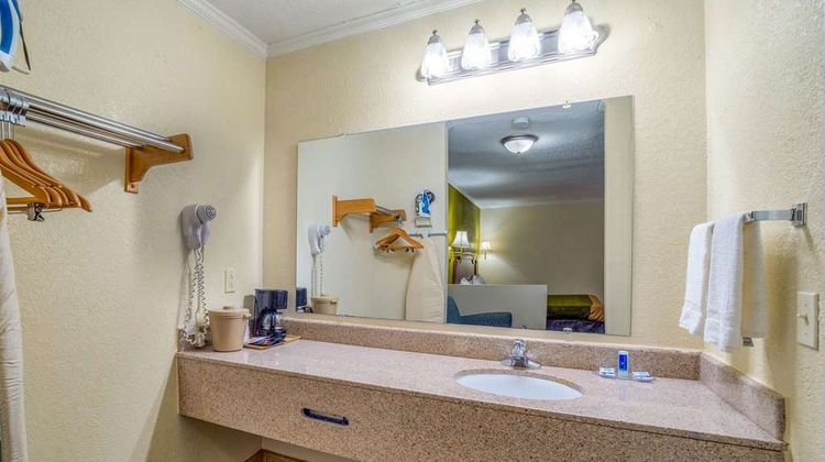 Rodeway Inn & Suites Fort Jackson Suite