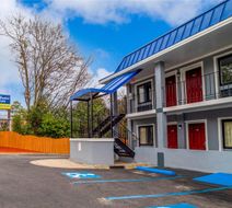 Rodeway Inn & Suites Fort Jackson Exterior
