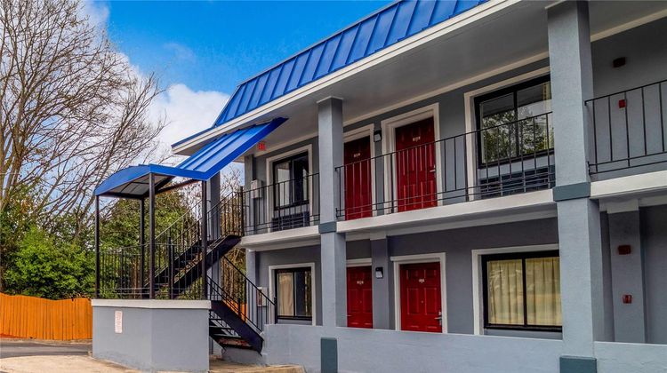 Rodeway Inn & Suites Fort Jackson Exterior
