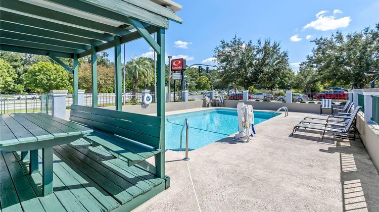 Econo Lodge Goose Creek Pool