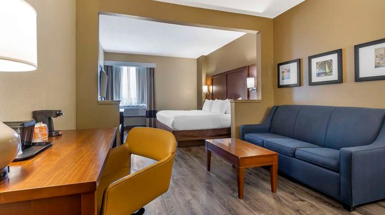 <b>Comfort Suites Suite</b>. Images powered by <a href="https://iceportal.shijigroup.com/" title="IcePortal" target="_blank">IcePortal</a>.