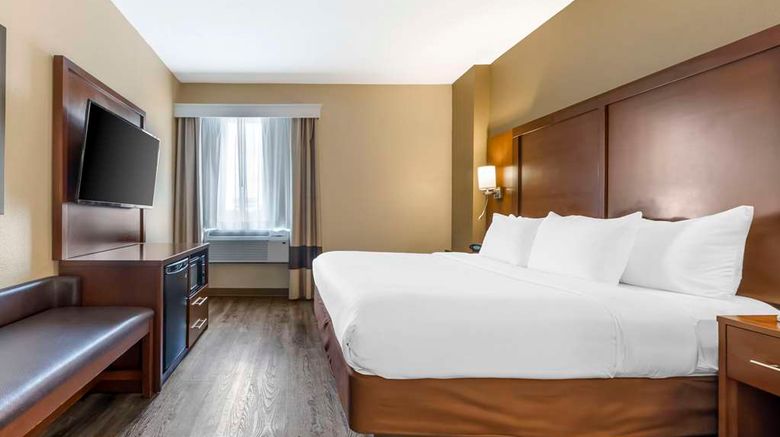 <b>Comfort Suites Suite</b>. Images powered by <a href="https://iceportal.shijigroup.com/" title="IcePortal" target="_blank">IcePortal</a>.