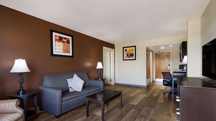 Quality Inn & Suites Suite