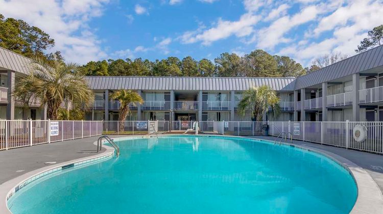 Quality Inn & Suites Pool